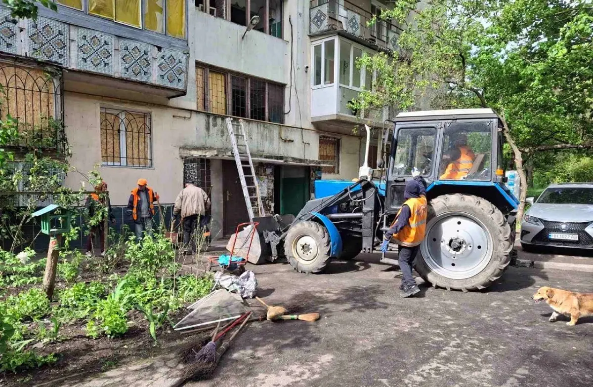 Після обстрілу в Одесі комунальники тимчасово закривають вибиті вікна та прибирають подвір’я (фото)