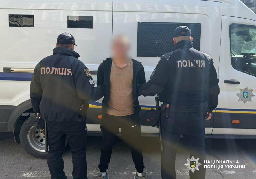 В Одесі група чоловіків нападала на перехожих просто на вулицях — ФОТО