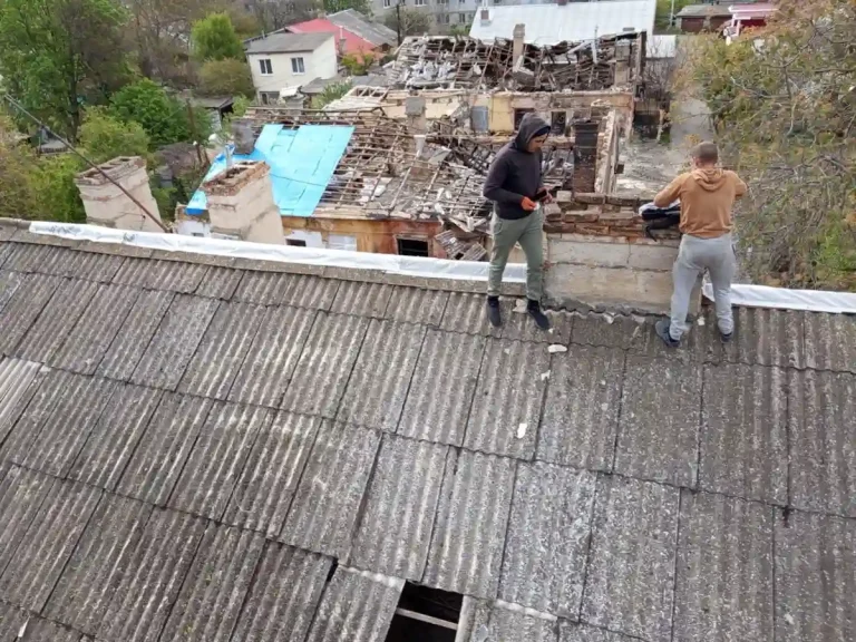 У центрі Одеси відновили дах житлового будинку, пошкоджений внаслідок обстрілу