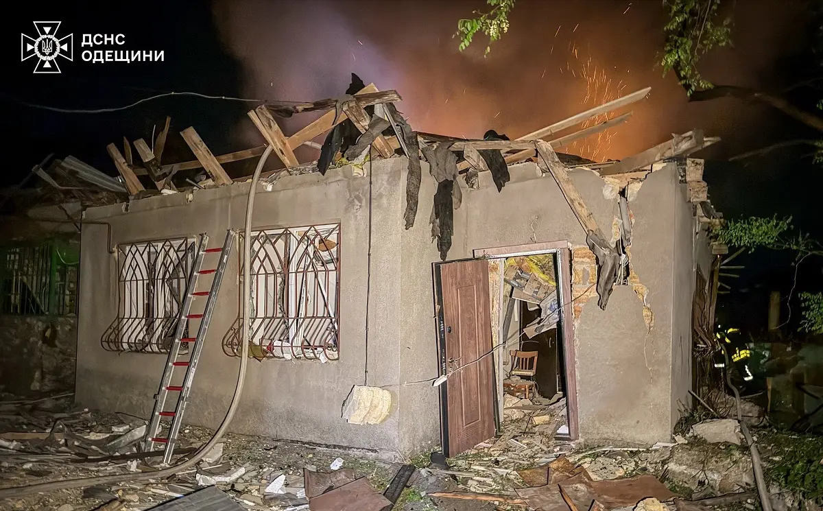 Після удару дронів по Одесі: рятувальники показали гасіння пожеж у будинках під сиренами (фото)