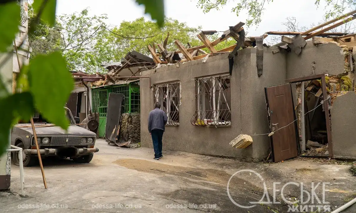 В Одесі ліквідують руйнування після нічної атаки — фоторепортаж «Одеського життя» з місць влучань