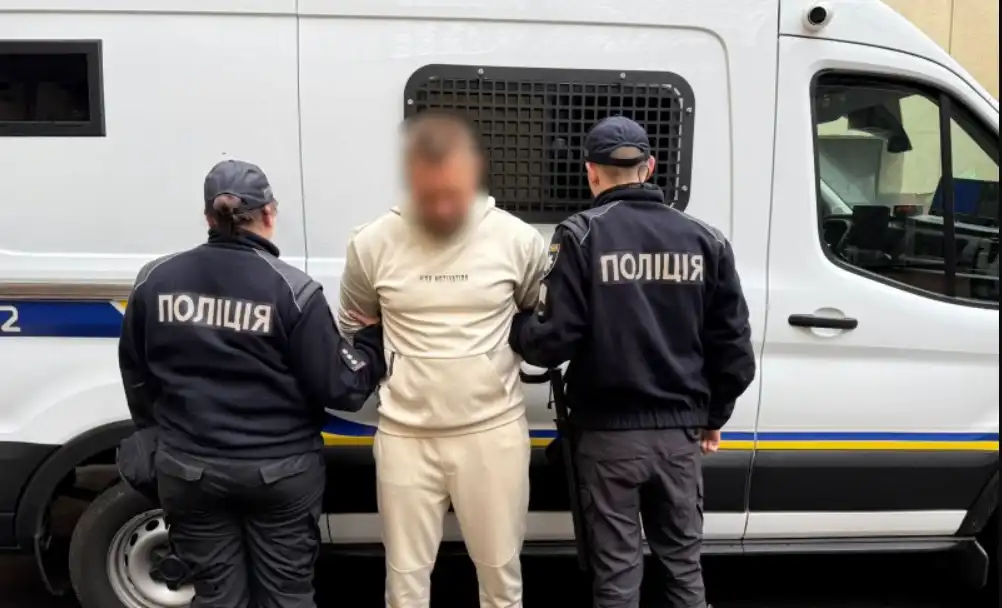 В Одесі опівдні чоловік жорстоко побив перехожого — потерпілий у комі, нападник утік