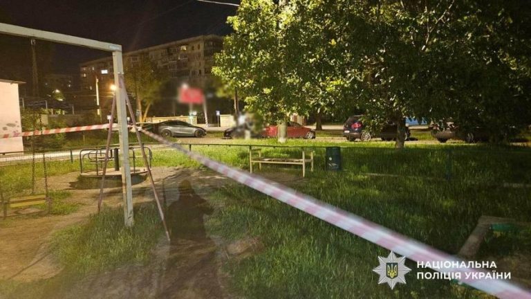 В Одесі на дитячому майданчику виявили тіло жінки — ФОТО