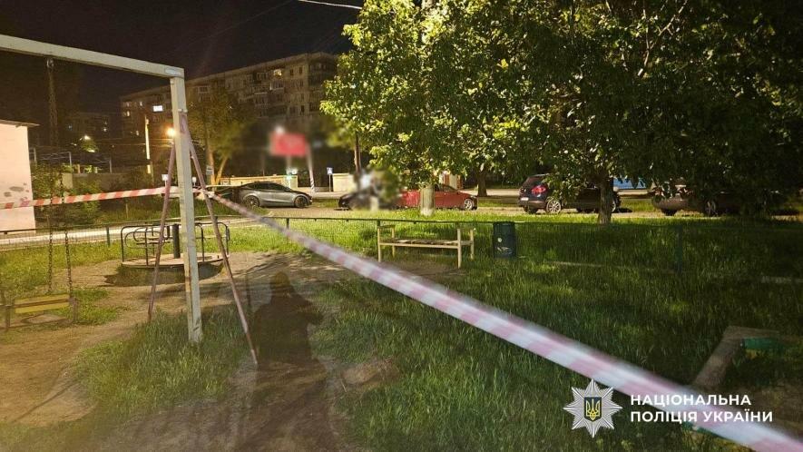 В Одесі на дитячому майданчику виявили тіло жінки — ФОТО