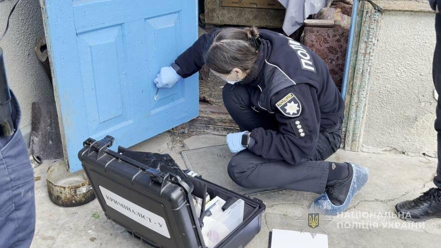 В Одеській області підозрюваний у вбивстві друга сховав його тіло в лісосмузі — фото й відео