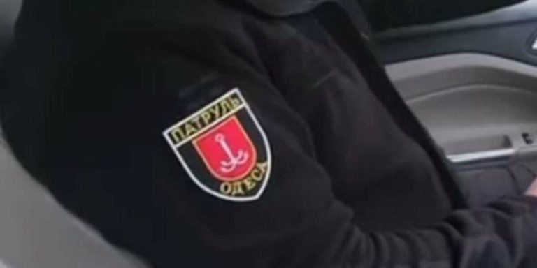 В Одесі помітили чоловіка в шевроні поліції, що слухав російську музику