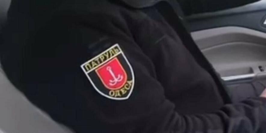 В Одесі помітили чоловіка в шевроні поліції, що слухав російську музику