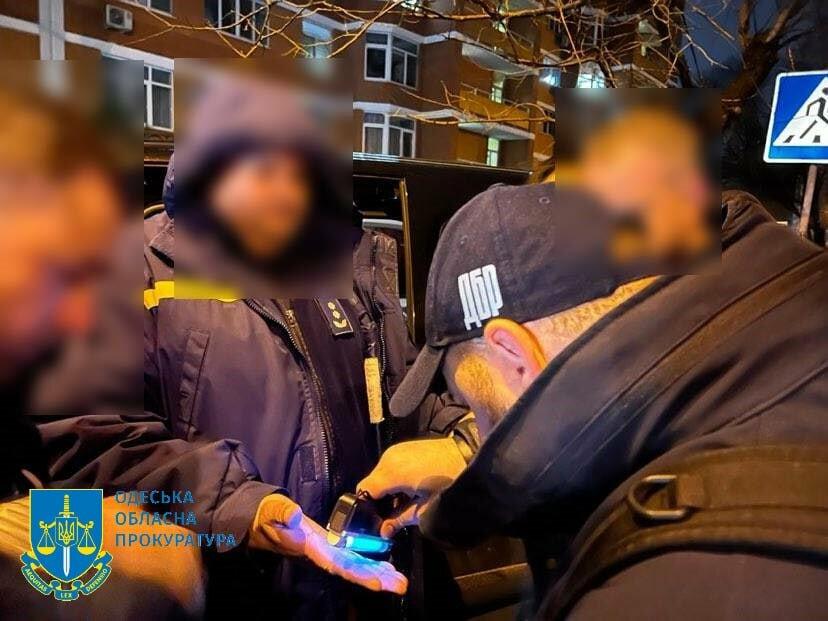 Затримані за хабарі співробітники ДСНС в Одесі й досі працюють