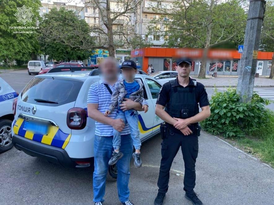 В Одесі патрульні відшукали в парку загубленого хлопчика