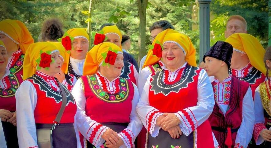 У центрі Одеси відбувся болгарський фестиваль із кукерами, хоро й весільними обрядами