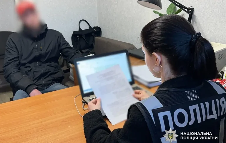В Одесі до суду передадуть чоловіка, який підпалив два мікроавтобуси заради «легких грошей»