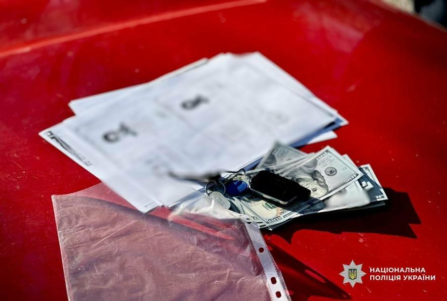 Хабар і шантаж у тилу: в Одесі затримали військовослужбовця — фото й відео