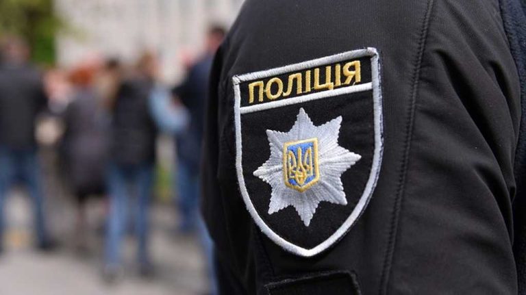 В Одесі викрили чоловіка, який видавав себе за патрульного з підробленими шевронами