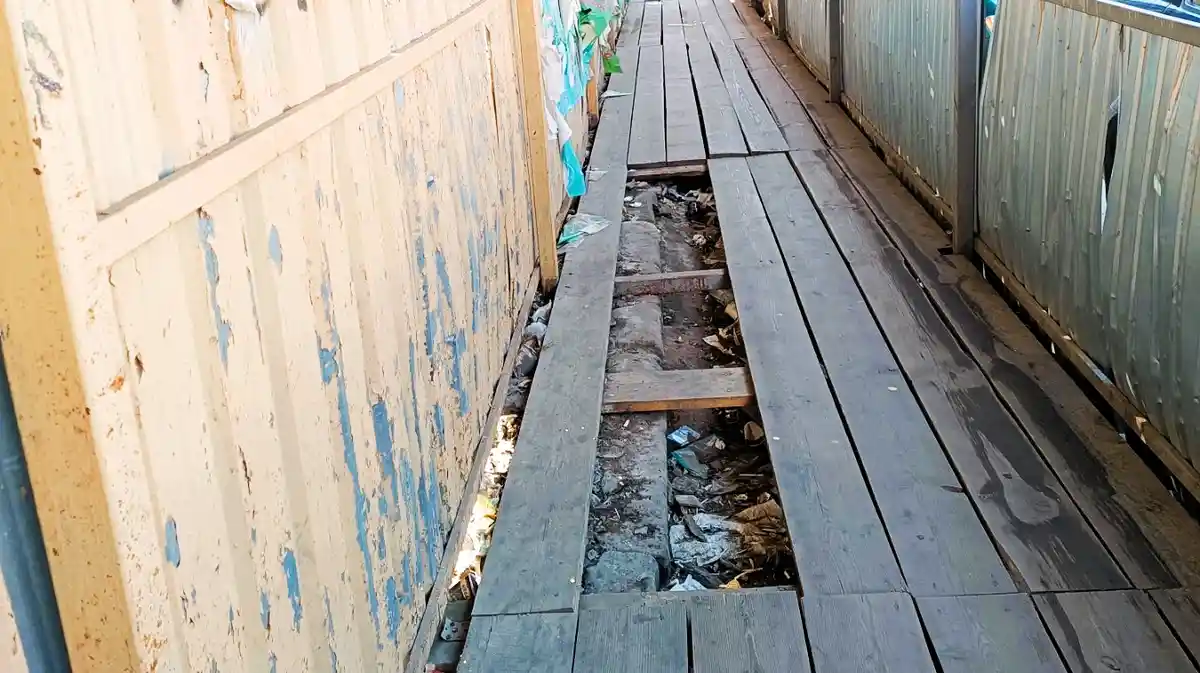Небезпечні тротуари в Одесі: хто відповідатиме за травми через пошкоджені настили