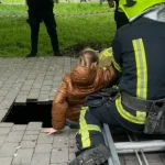 В Одесі дитина провалилася під тротуар і опинилася чотири метри під землею