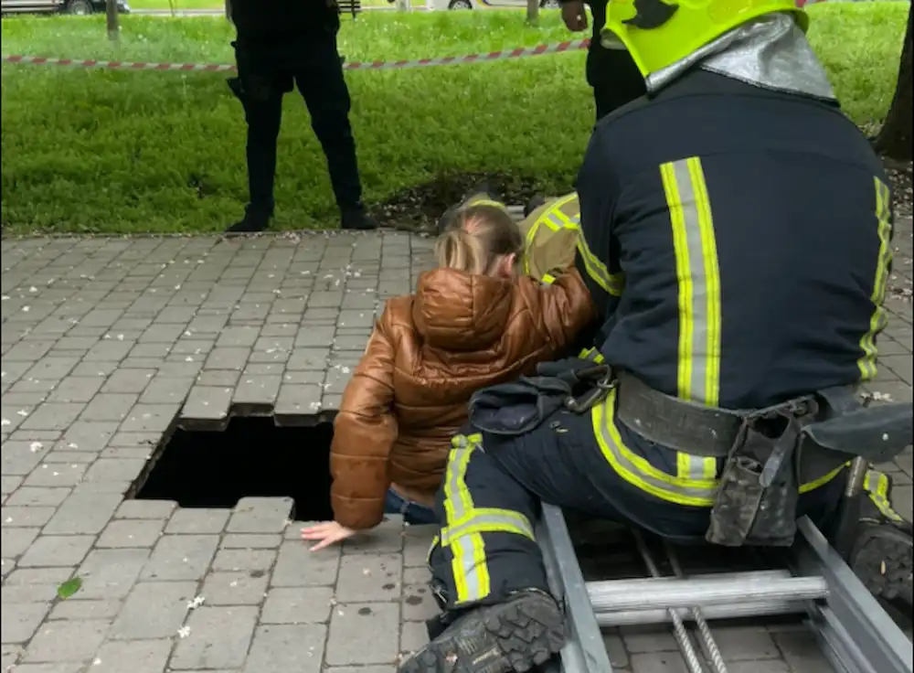 В Одесі дитина провалилася під тротуар і опинилася чотири метри під землею