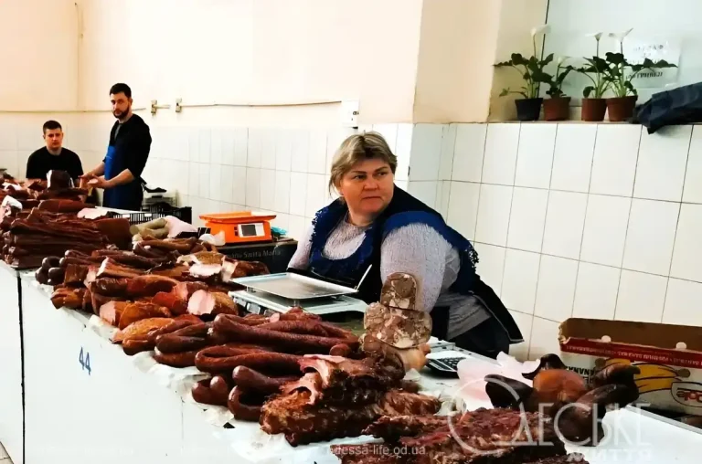 Скільки коштує травнева полуниця на Привозі в Одесі — «наша» чи «не наша»