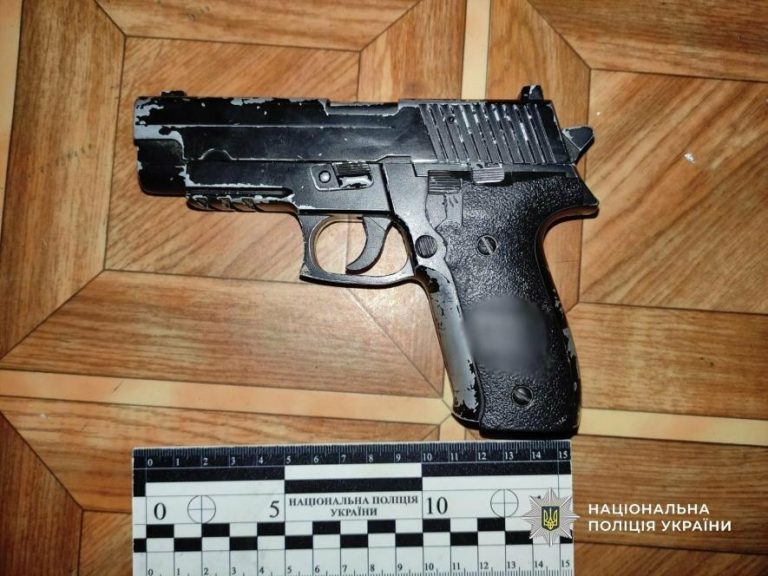 В Одесі пасажир із пістолетом напав на таксиста під час поїздки — опубліковано фото