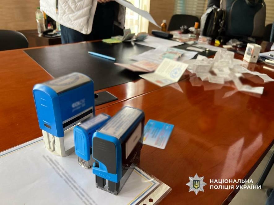 В Одесі затримали директора клініки, який організував дистанційну “медкомісію” для моряків — ФОТО, ВІДЕО