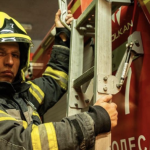 Пожежники в Одесі врятували літню жінку з палаючого будинку — що відомо