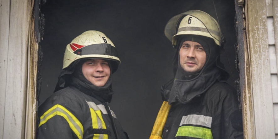 В Одесі під час пожежі в квартирі рятувальники винесли постраждалу пенсіонерку