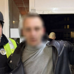 В Одесі на Середньофонтанській після стрілянини біля житлових будинків правоохоронці затримали озброєного чоловіка — ФОТО