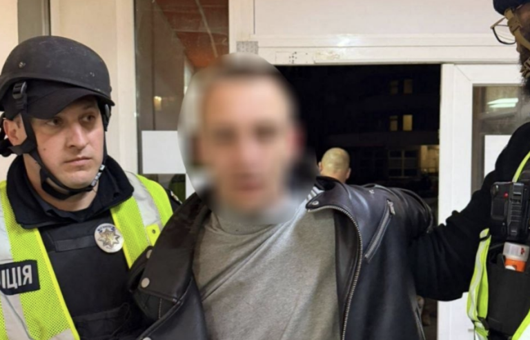 В Одесі на Середньофонтанській після стрілянини біля житлових будинків правоохоронці затримали озброєного чоловіка — ФОТО