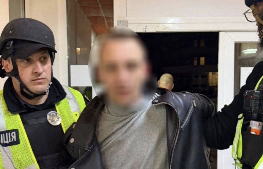 В Одесі на Середньофонтанській після стрілянини біля житлових будинків правоохоронці затримали озброєного чоловіка — ФОТО