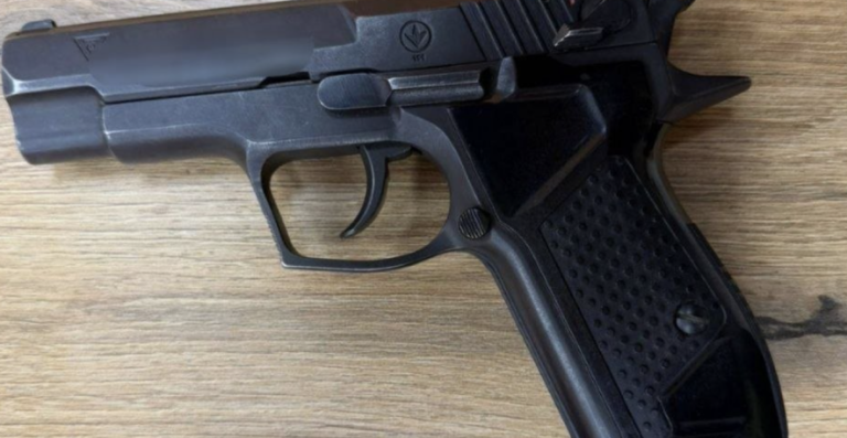 Після вуличної стрілянини в Одесі чоловік із вогнепальною зброєю вдерся в піцерію