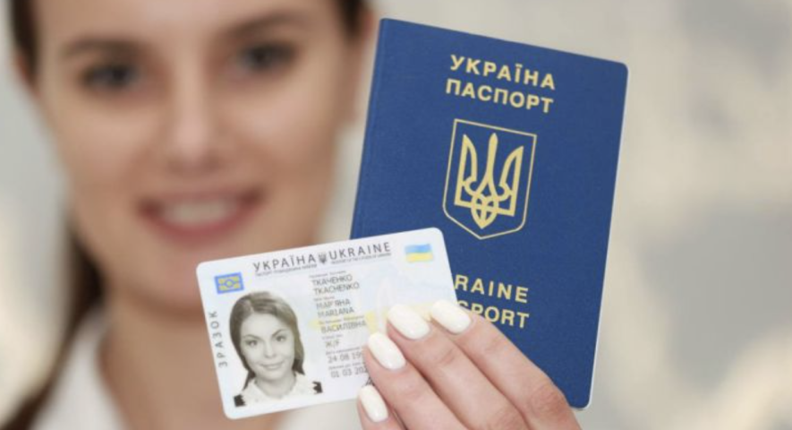 Коли паспорт визнають недійсним: одеситам роз’яснили через плями, надриви й стерті дані