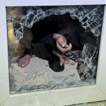 Уночі в центрі Одеси п’яний чоловік виламав двері і проник у приміщення — ФОТО