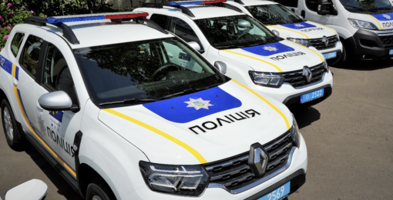 В Одесі під час затримання натовп пошкодив поліцейське авто