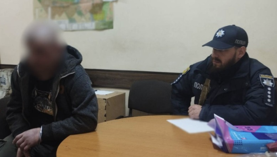 В Одесі рецидивіст жорстоко напав на літнього чоловіка та пограбував його