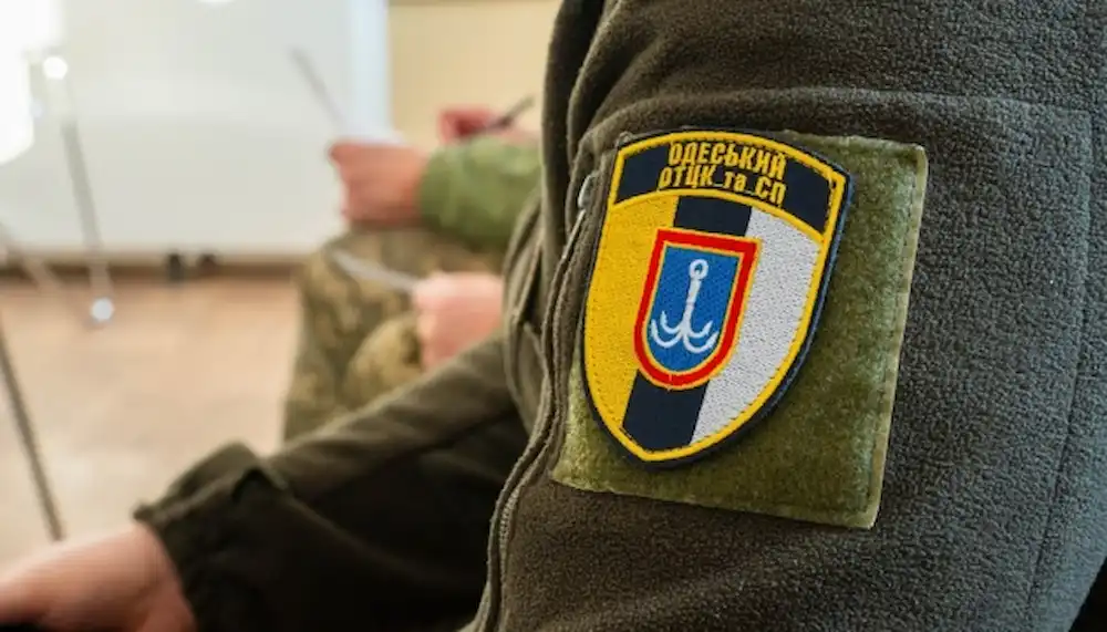 В Одесі актор звинувачує персонал ТЦК у побитті та повідомляє про зламаний палець