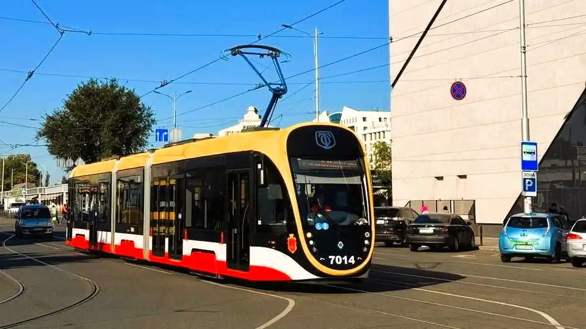 Після шести місяців простою довгі трамваї знову курсуватимуть вулицями Одеси, але з одним застереженням