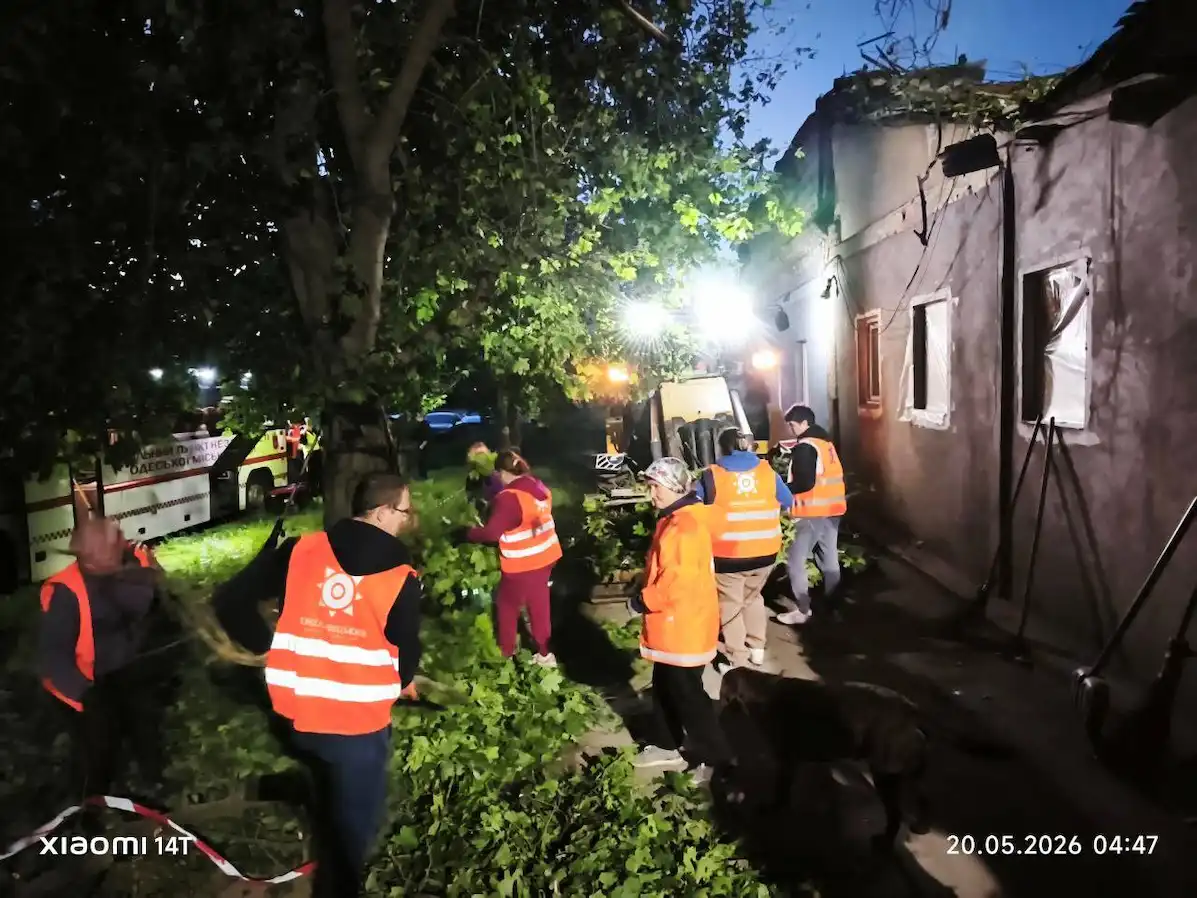 В Одесі безпілотник влучив у багатоповерхівку — опубліковано перші кадри руйнувань