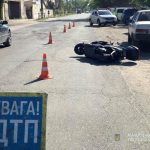 В Одеській області після зіткнення мопед врізався в припарковані автомобілі