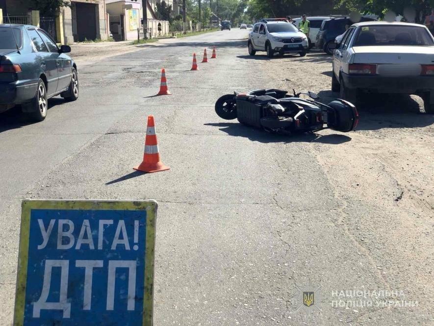 В Одеській області після зіткнення мопед врізався в припарковані автомобілі