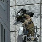 В Одесі дрон із 50 кг вибухівки застряг у стіні 15-поверхового будинку — ВІДЕО