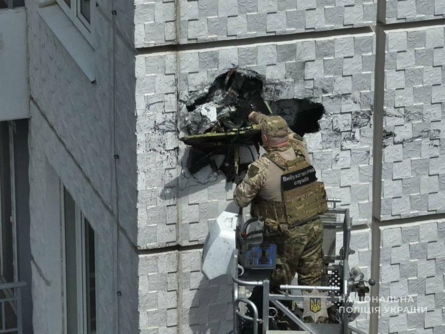 В Одесі дрон із 50 кг вибухівки застряг у стіні 15-поверхового будинку — ВІДЕО
