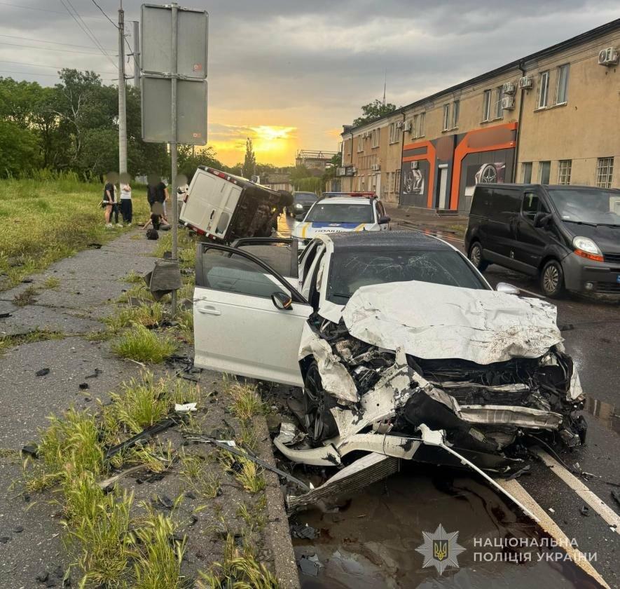 В Одесі після ДТП перекинувся автомобіль — троє постраждалих