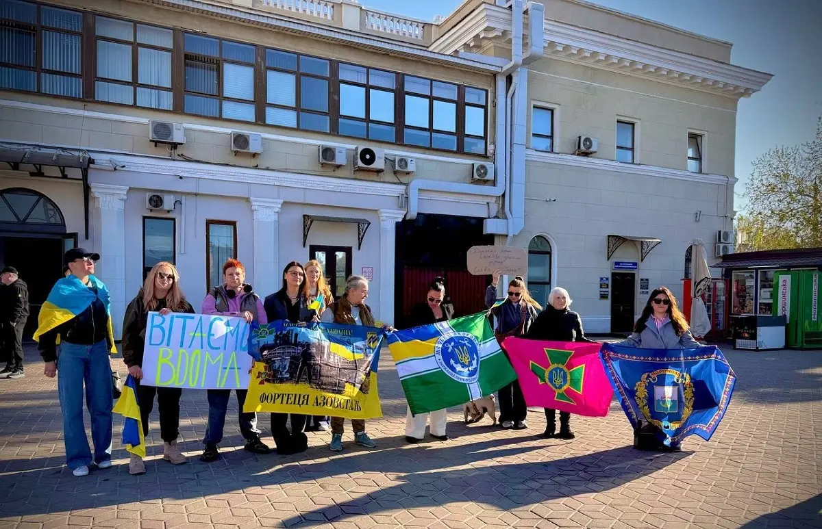 Після чотирирічної розлуки в Одесі зустріли поверненого з полону захисника Маріуполя