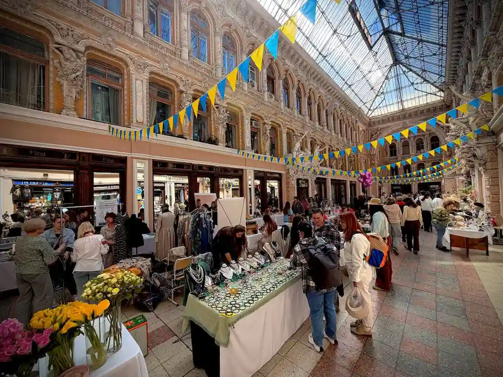 На Дерибасівській торгують сирами, керамікою та одеським вайбом