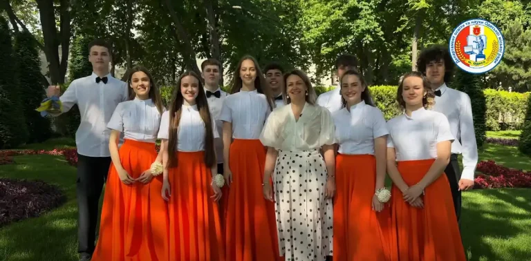 В Одесі пролунали останні дзвони — скільки школярів випустять цього року