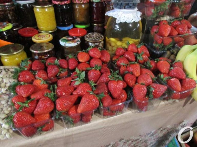 Купувати полуницю в Одесі: вигідніше на ринку чи в супермаркеті?