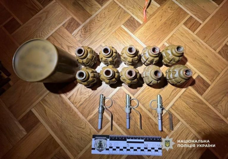 В Одесі до суду передали справу проти чоловіка за збут наркотиків і незаконне зберігання зброї