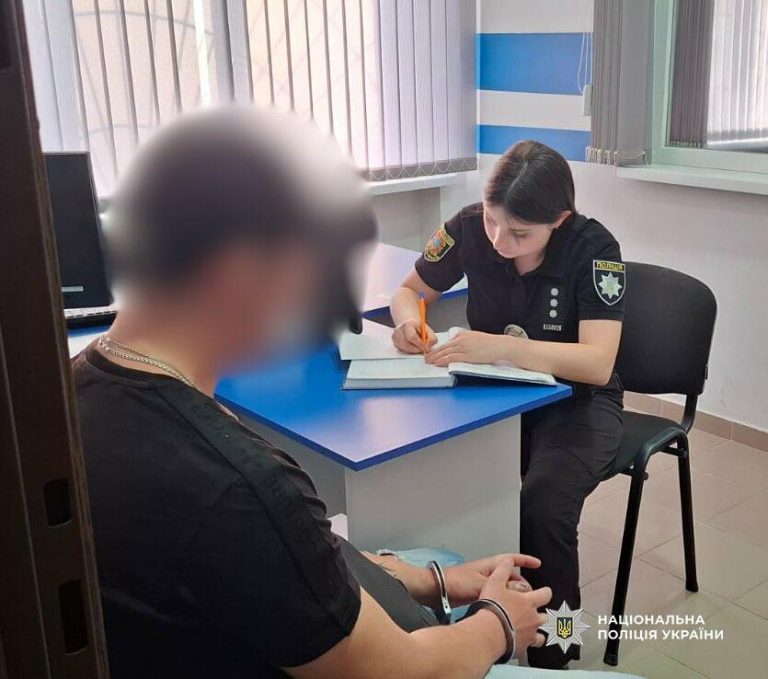 На Одещині затримали чоловіка, що за 20 тисяч доларів обіцяв організувати виїзд до Молдови