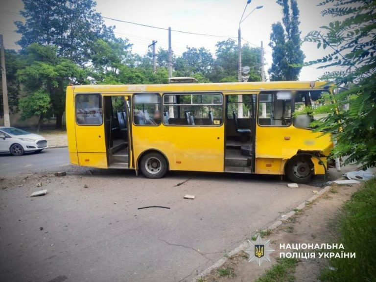 Троє постраждалих у ДТП за участю маршрутки в Одесі, серед них неповнолітня — ФОТО