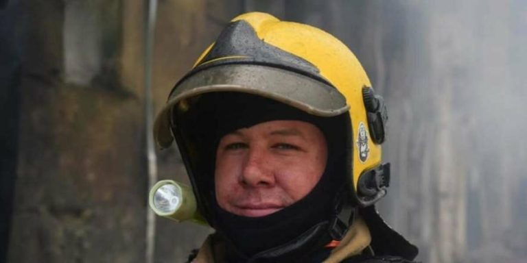 В Одесі в багатоповерхівці сталася пожежа — рятувальники врятували чоловіка з квартири