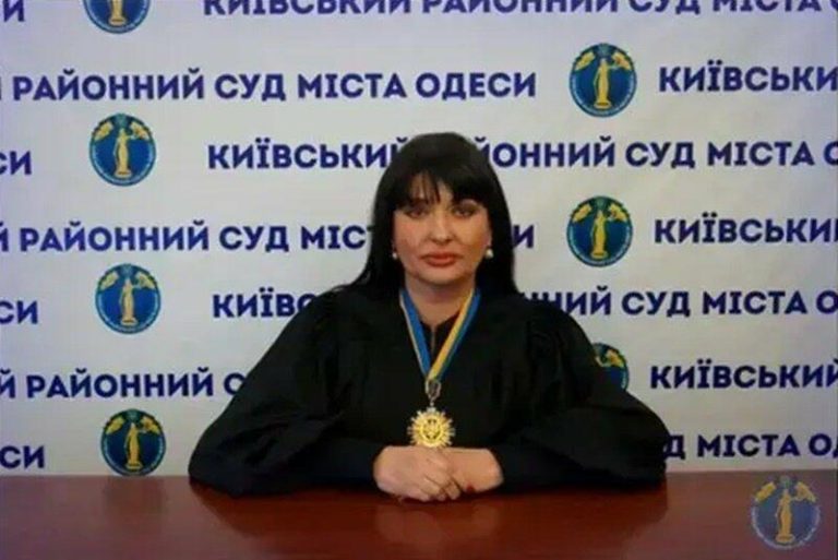 Суддю з Одеси звільнили через три місяці після вироку за хабар